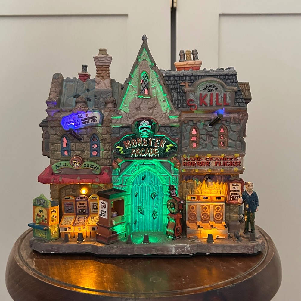 Lemax Spooky Town Monster Arcade Lighted Halloween Village 2013 Building #35551